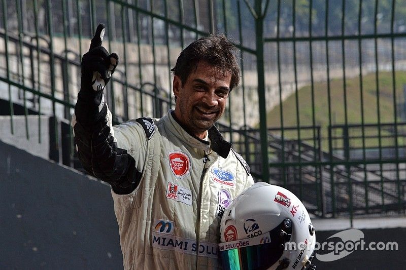 Deni Sandor comemora conquista da 1ª pole position na carreira - imagem Ronaldo Arrighi-F.Inter (1)