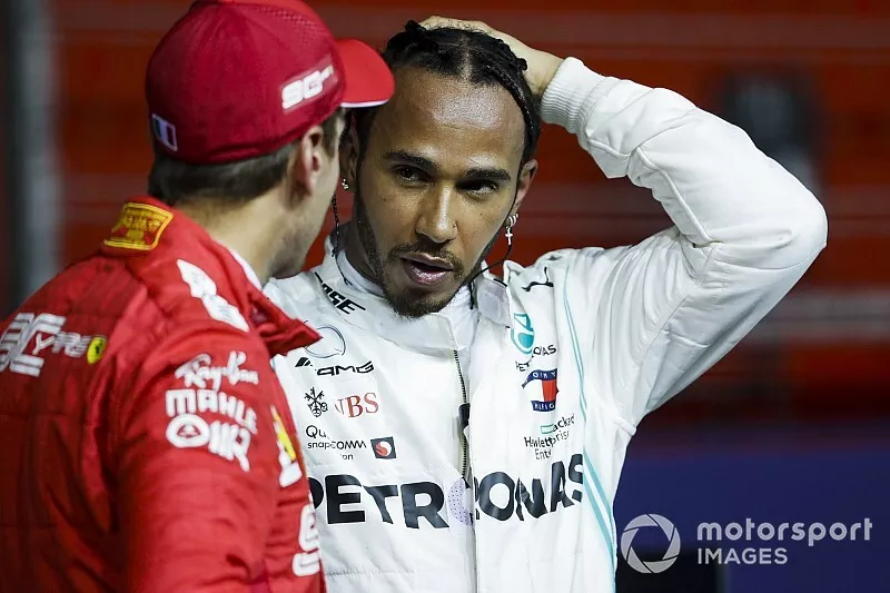 Sebastian Vettel, Ferrari, con Lewis Hamilton, Mercedes AMG F1