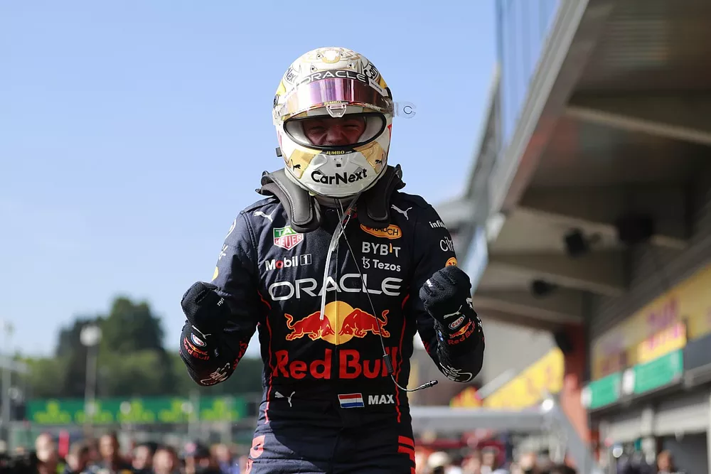 Max Verstappen, Red Bull Racing, fête sa victoire en arrivant dans le parc fermé
