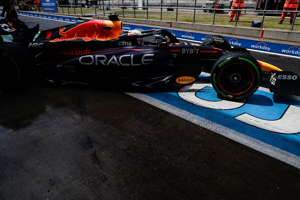 Max Verstappen, Red Bull Racing RB18, verlaat de garage