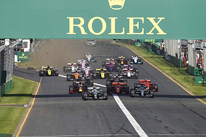 Una alcantarilla dañó el alerón delantero de Ricciardo