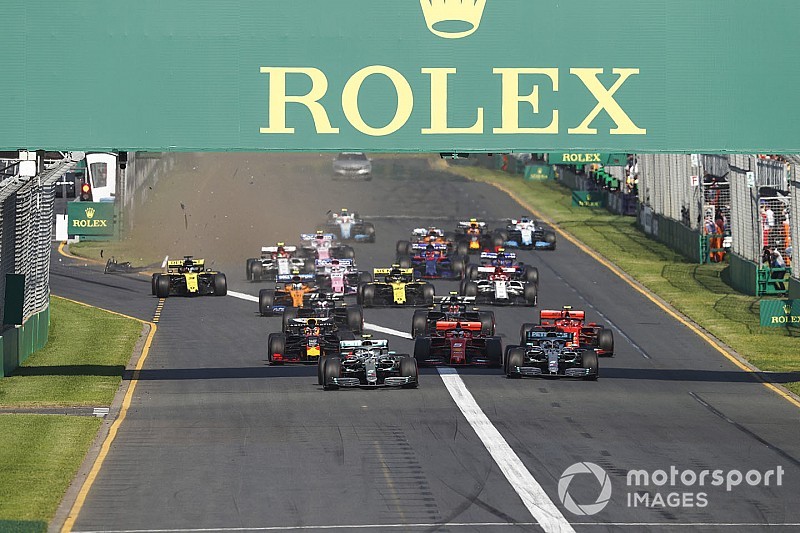 Una alcantarilla dañó el alerón delantero de Ricciardo