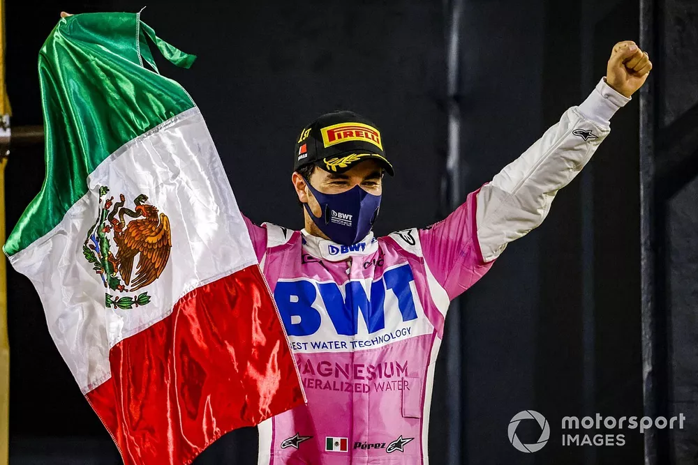 Podio: ganador Sergio P&eacute;rez, Racing Point con una bandera de M&eacute;xico