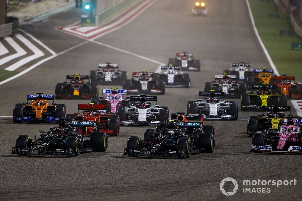 George Russell, Mercedes F1 W11, Valtteri Bottas, Mercedes F1 W11, Sergio P&eacute;rez, Racing Point RP20, Charles Leclerc, Ferrari SF1000, Max Verstappen, Red Bull Racing RB16, Daniel Ricciardo, Renault F1 Team R.S.20, al inicio