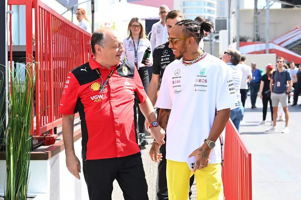 Frederic Vasseur, director de la Scuderia Ferrari, con Lewis Hamilton, Mercedes-AMG 