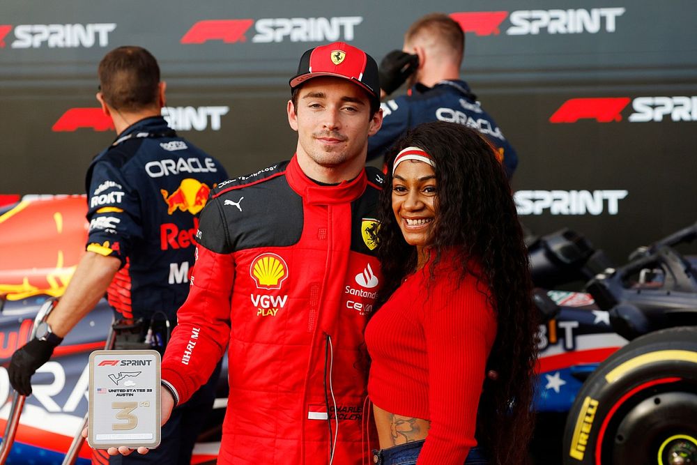 Charles Leclerc, Scuderia Ferrari, 3ª posición, recibe su trofeo de la carrera Sprint de manos de la estrella estadounidense del atletismo Sha'Carri Richardson, tras la carrera Sprint.