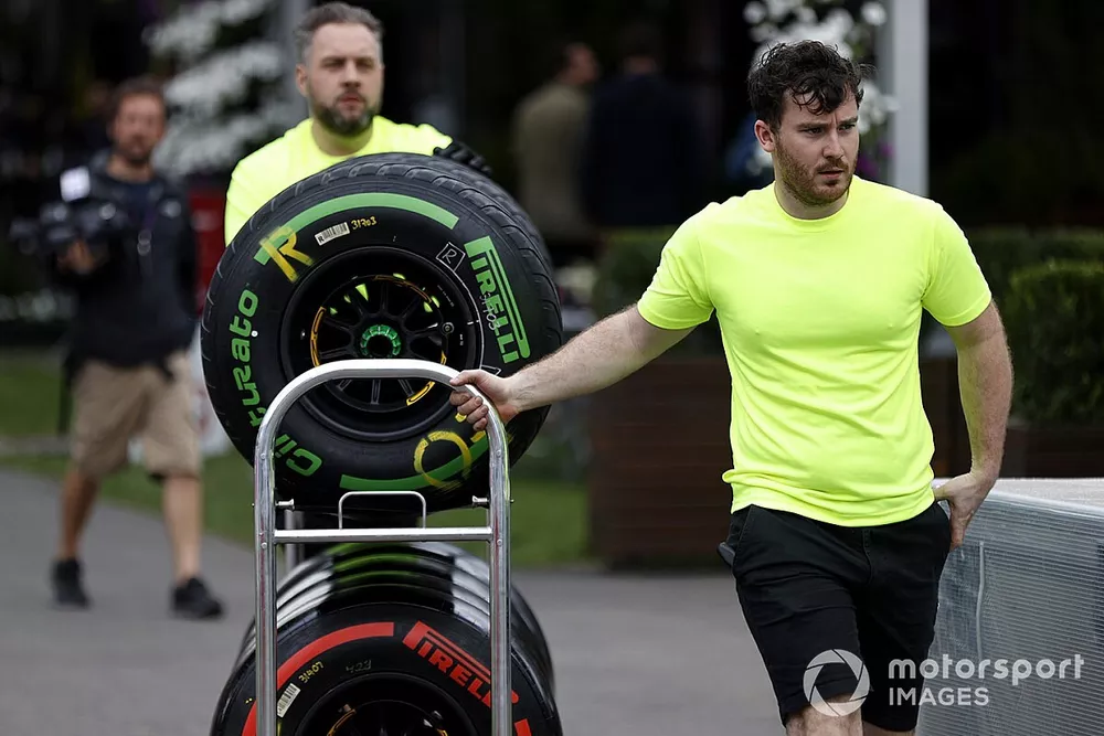 El personal de Pirelli mueve los neum&aacute;ticos en el paddock