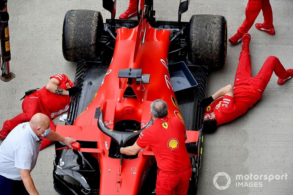Mec&aacute;nicos con el coche de Sebastian Vettel, Ferrari SF1000, tras la ruptura