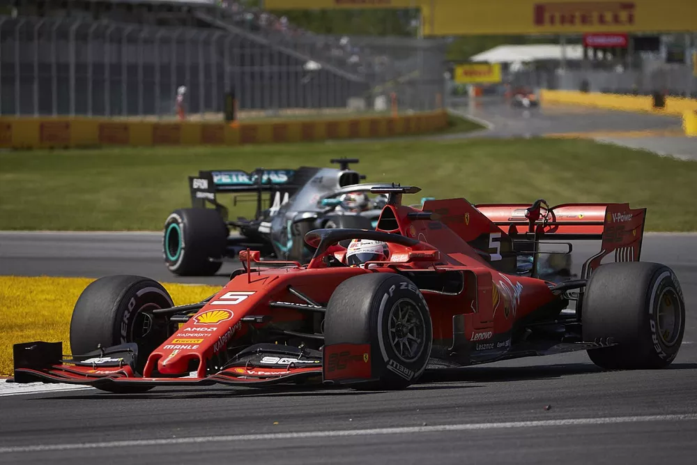 Sebastian Vettel, Ferrari SF90, lidera por delante de Lewis Hamilton, Mercedes AMG F1 W10