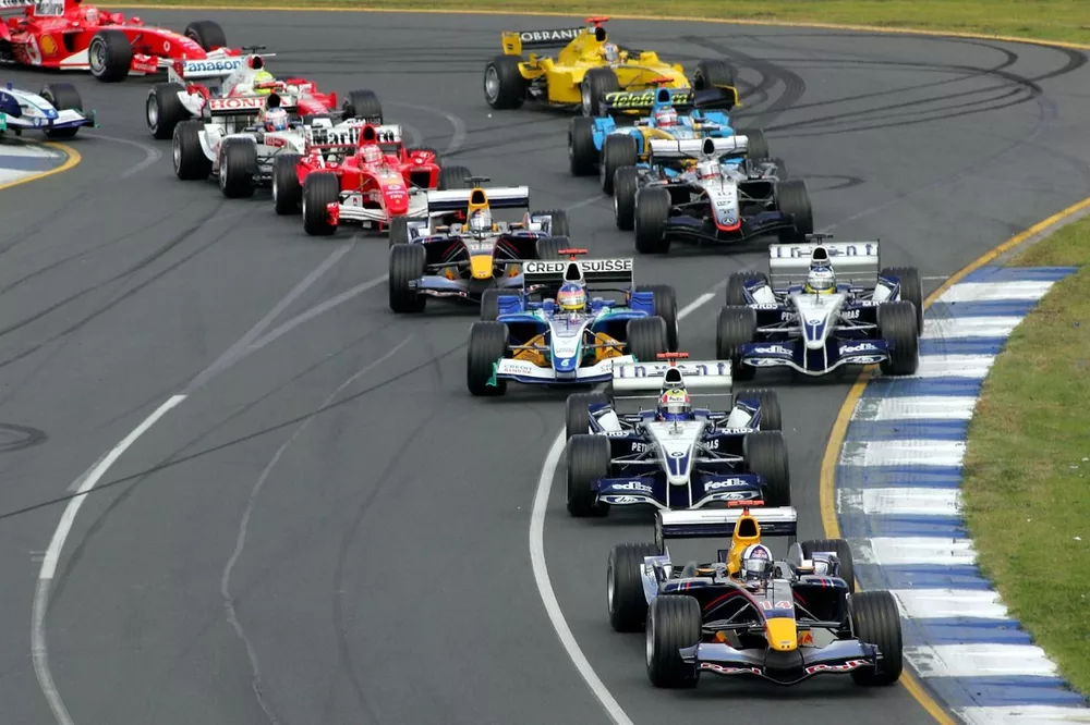 Primera acci&oacute;n en la curva: David Coulthard lidera el grupo