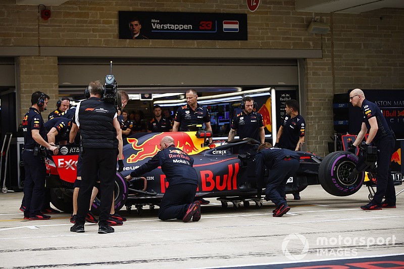 Váltócsere Verstappen autóján, plusz 5 hely a holland kontóján