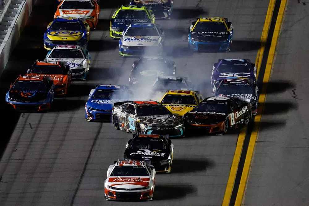 Bubba Wallace, 23XI Racing Toyota, Kyle Busch, Richard Childress Racing Chevrolet