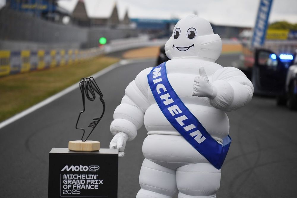 El hombre Michelin con el trofeo del GP de Francia