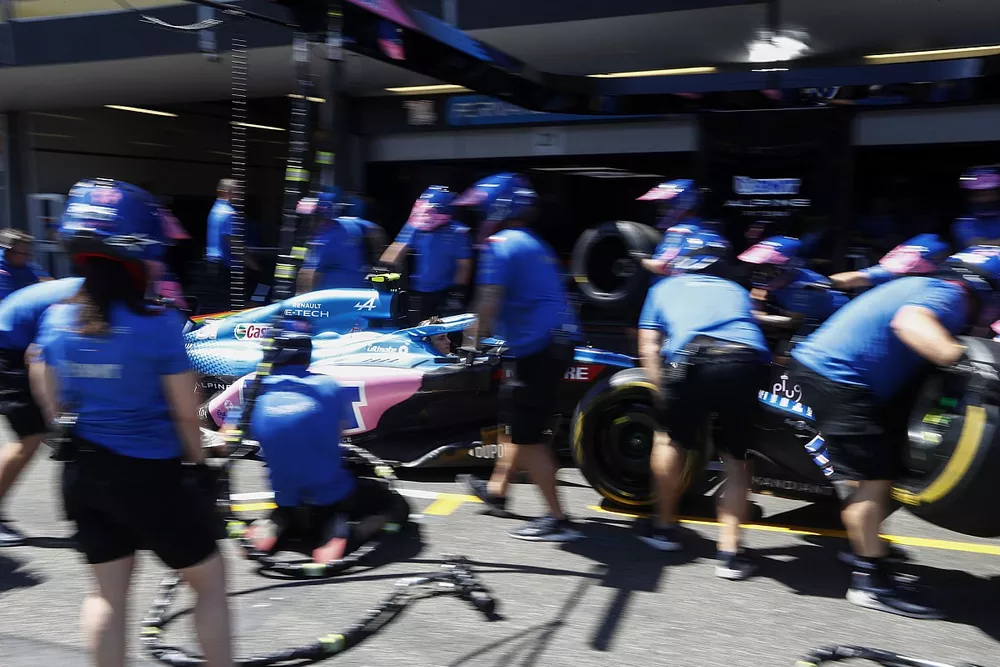 Les m&eacute;caniciens s'entrainent aux arr&ecirc;ts aux stands avec Oscar Piastri, pilote de r&eacute;serve, Alpine F1 Team 
