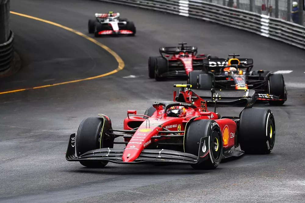 Carlos Sainz, Ferrari F1-75, Max Verstappen, Red Bull Racing RB18, Charles Leclerc, Ferrari F1-75