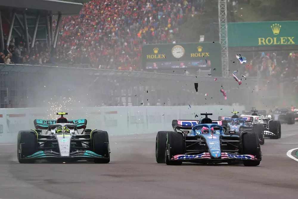 Des d&eacute;bris volent pendant que Lewis Hamilton, Mercedes W13, se bat avec Fernando Alonso, Alpine A522