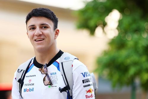 Hadjar reemplaza a Tsunoda en Red Bull para la F1 2026 y Lindblad llega a Racing Bulls