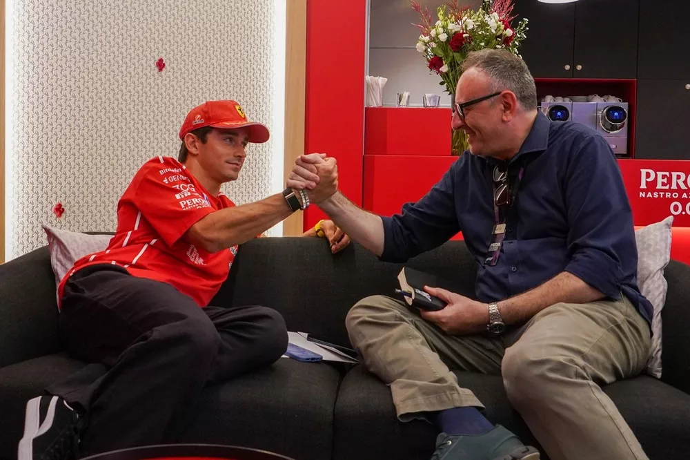 Charles Leclerc, Ferrari avec Roberto Chinchero, journaliste Motorsport.com