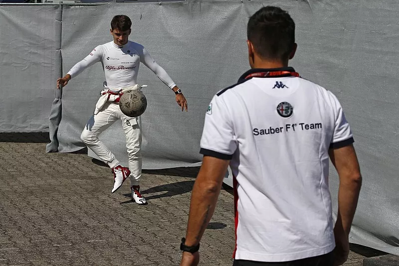 Charles Leclerc, Sauber, jugando al f&uacute;tbol