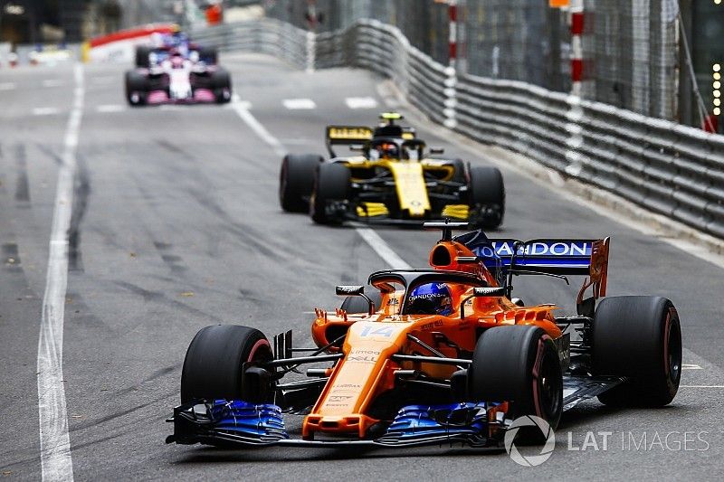 Fernando Alonso, McLaren MCL33, leads Carlos Sainz Jr., Renault Sport F1 Team R.S. 18