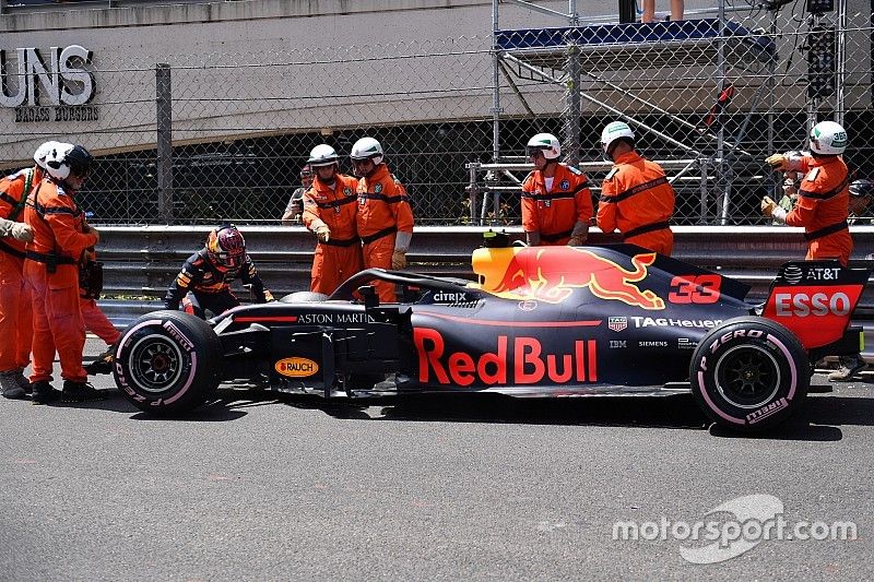 Los comisarios retiran el coche de Max Verstappen, Red Bull Racing RB14