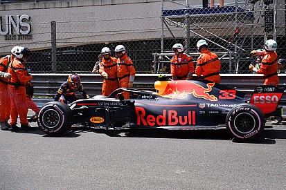 Red Bull: két fronton is sokba kerülnek Verstappen hibái