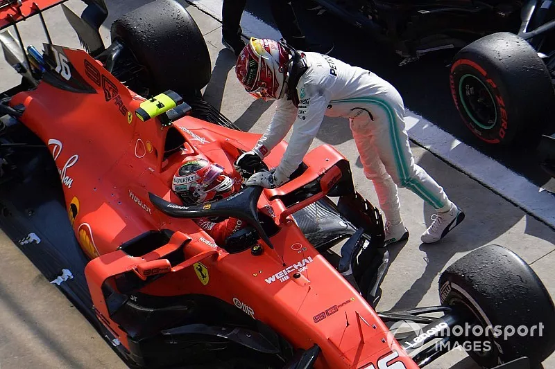 Lewis Hamilton, Mercedes AMG felicita a Charles Leclerc, Ferrari, en Parc Ferme