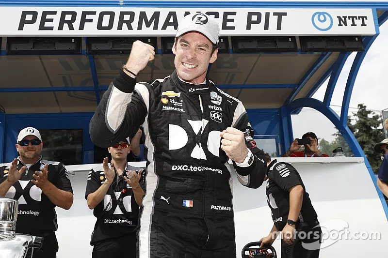 Pole Award winner Simon Pagenaud, Team Penske Chevrolet