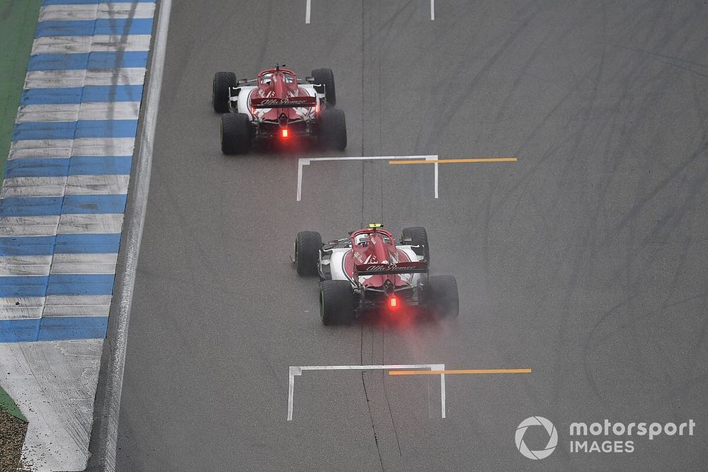 Kimi Raikkonen, Alfa Romeo Racing C38, precede Antonio Giovinazzi, Alfa Romeo Racing C38