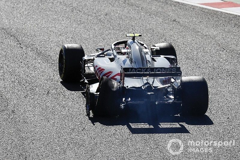 Kevin Magnussen, Haas F1 Team VF-18, con su neumático trasero reventado después de tocar con Charles Leclerc, Sauber C37 