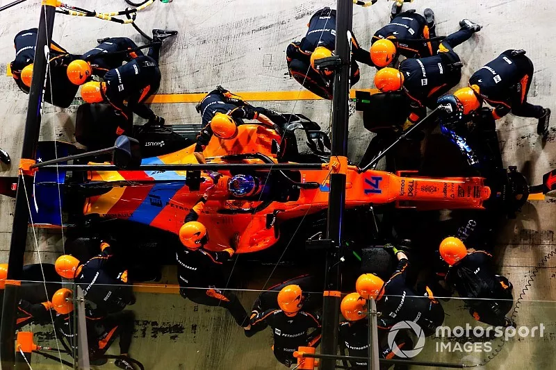 Arr&ecirc;t au stand pour Fernando Alonso, McLaren MCL33