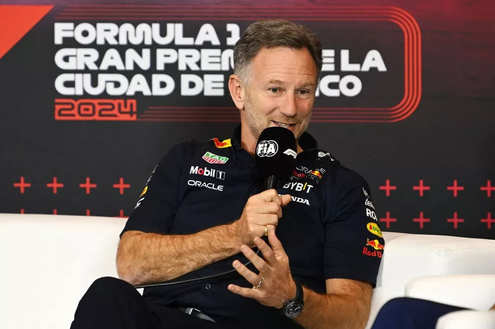 Christian Horner, teambaas van Red Bull Racing, in de persconferentie van de teambaas