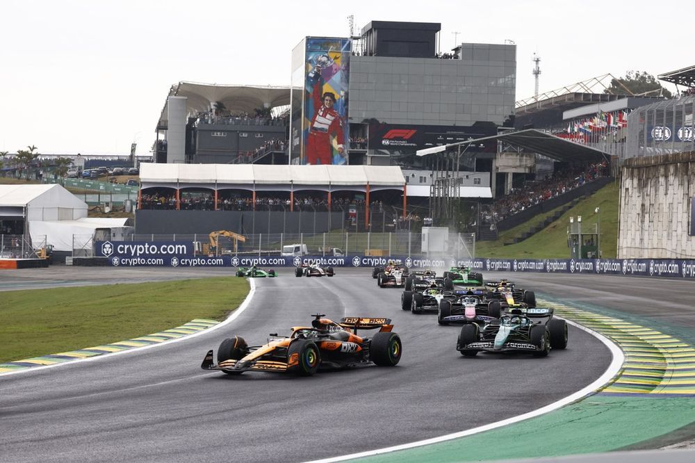 Oscar Piastri, McLaren MCL38, Fernando Alonso, Aston Martin AMR24, Pierre Gasly, Alpine A524, Max Verstappen, Red Bull Racing RB20, Lewis Hamilton, Mercedes F1 W15, the remainder of the field on the opening lap