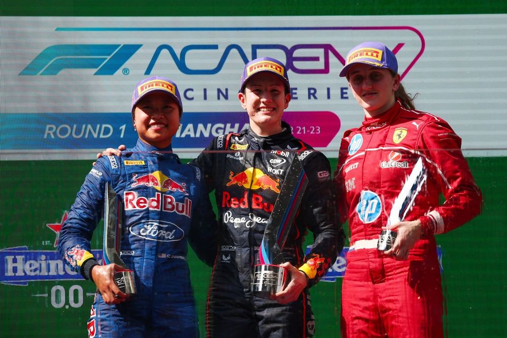 Podio: la ganadora Alisha Palmowski, Campos Racing, segunda Chloe Chambers, Campos Racing, tercera Maya Weug, MP Motorsport
