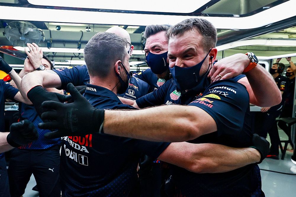 Los miembros del equipo Red Bull Racing celebran la pole position