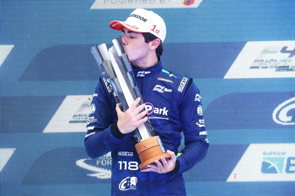 Matheus Comparatto celebra vitória na corrida 3 da etapa inaugural de 2024, no Velocitta