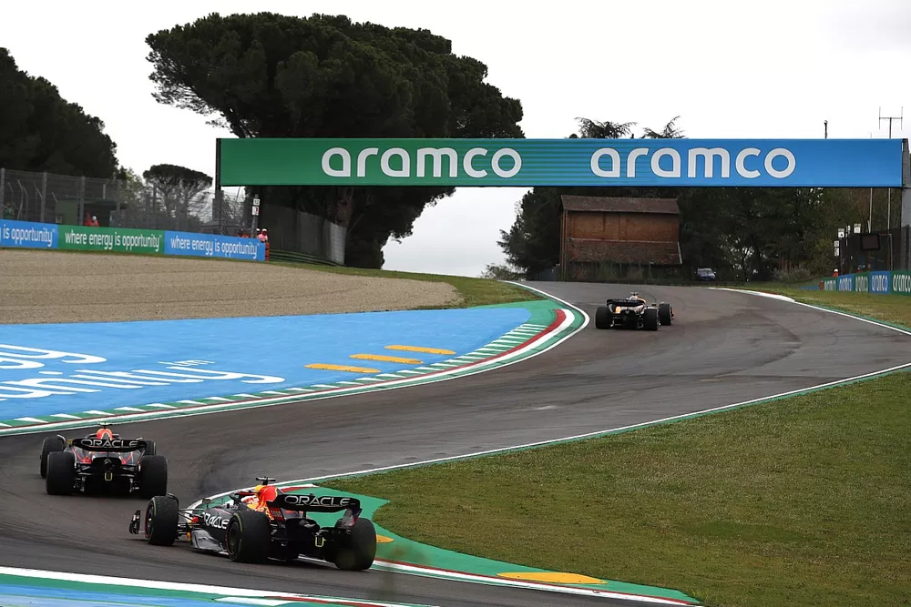 Lando Norris, McLaren MCL36, Sergio Perez, Red Bull Racing RB18, Max Verstappen, Red Bull Racing RB18