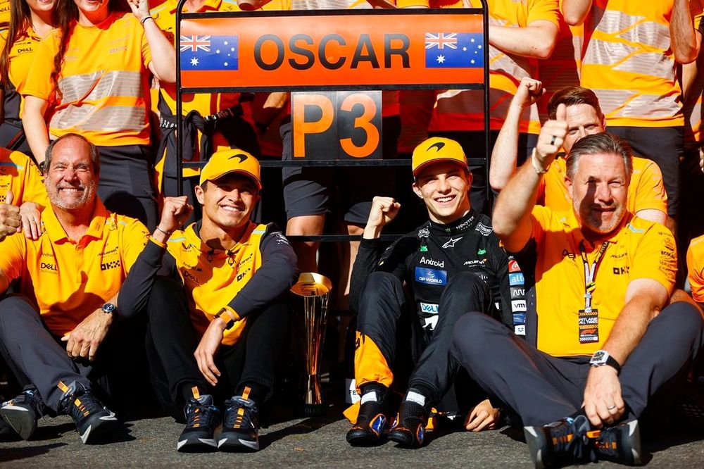 Lando Norris, McLaren F1 Team, Oscar Piastri, McLaren F1 Team, 3rd position, Zak Brown, CEO, McLaren Racing, the McLaren team celebrate after the race