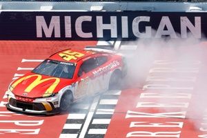 NASCAR Michigan: Reddick supera a Byron en la prórroga, Suárez en top 10