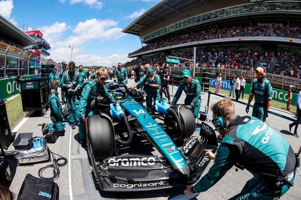 Los mec&aacute;nicos de Aston Martin empujan a Fernando Alonso, Aston Martin AMR24, a su puesto en parrilla