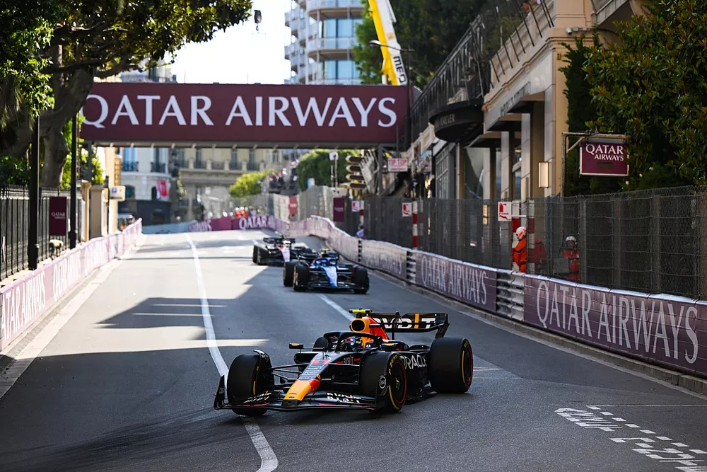 Sergio Perez, Red Bull Racing RB19, Logan Sargeant, Williams FW45
