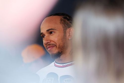 F1: Hamilton quebra sil&ecirc;ncio, descreve "dias loucos" e sonho de pilotar pela Ferrari