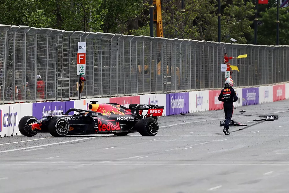 Max Verstappen, Red Bull Racing RB16B, s'&eacute;loigne de sa voiture apr&egrave;s son abandon