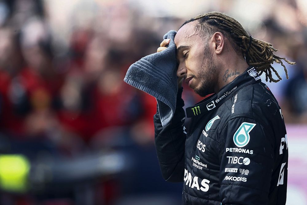 Lewis Hamilton, Mercedes-AMG, tercero, se seca la frente