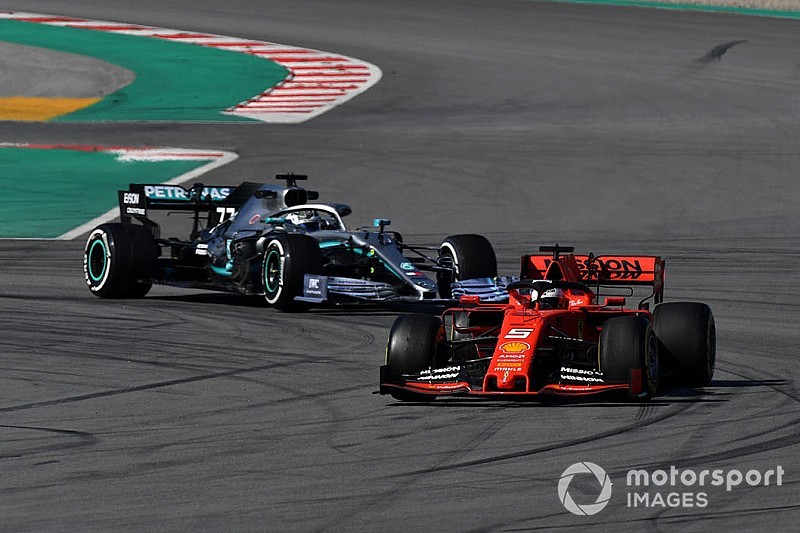 Hamilton advierte a Mercedes de no ir al límite para batir a Ferrari