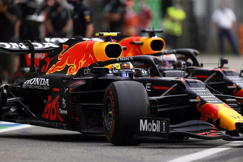 Sergio P&eacute;rez, Red Bull Racing RB16B, sale del garaje
