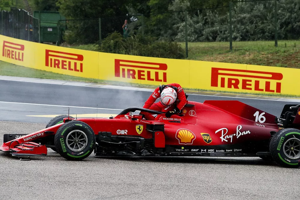 Charles Leclerc, Ferrari SF21, descend de sa monoplace endommag&eacute;e