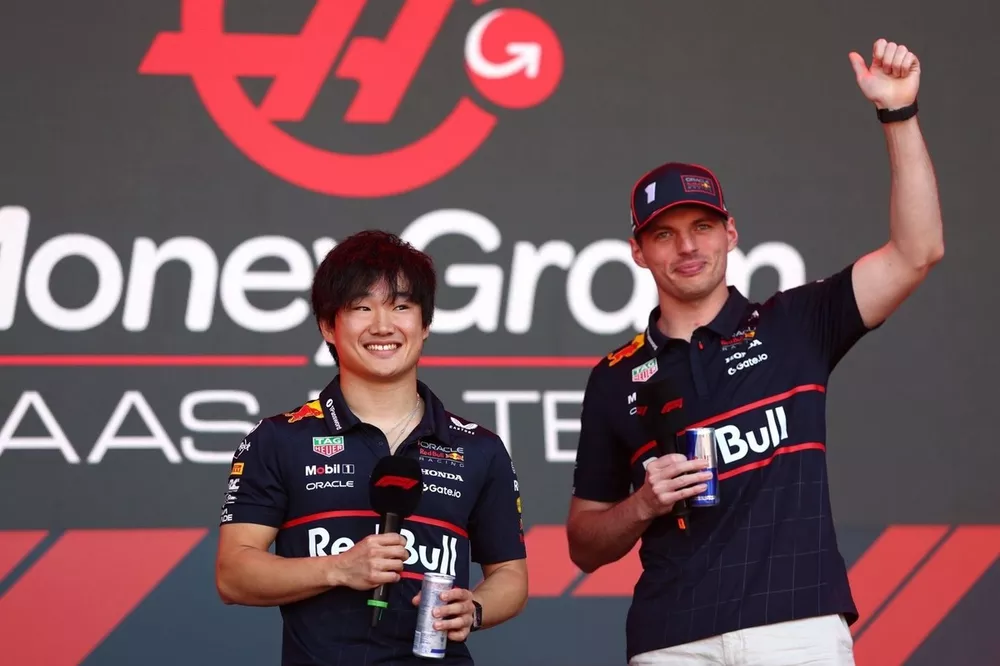角田は無能じゃない」フェルスタッペン、予選最下位のチームメイトを
