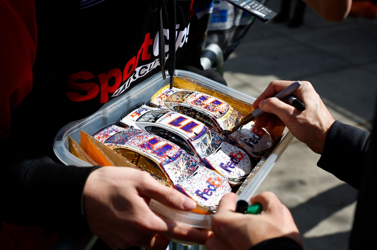 https://cdn-4.motorsport.com/images/amp/6l9rDrK0/s6/denny-hamlin-signs-some-nascar.jpg