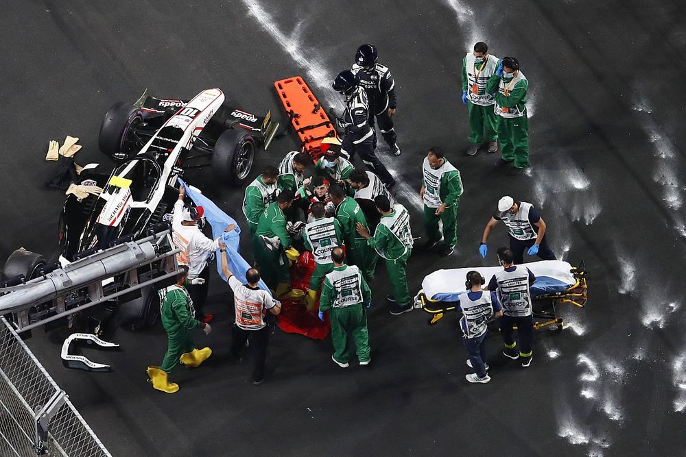 Theo Pourchaire, ART Grand Prix, levanta el pulgar mientras el personal médico lo sube a una camilla